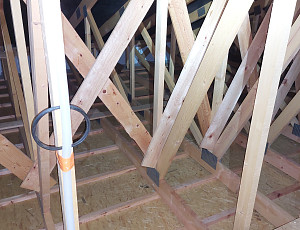 Zateplení stropu rodinného domu pomocí foukané izolace